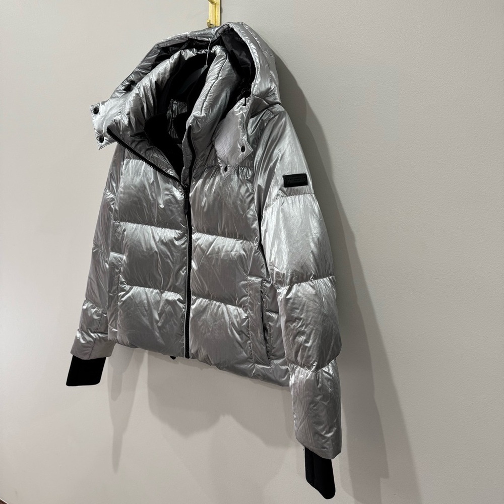 Metalic Silver Puffer Coat Size Medium BCBG Maxazria - Picture 4 of 10